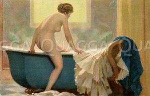 Nackte junge Frau steigt in die Badewanne