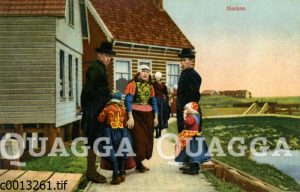 Familie in Tracht auf der Insel Marken