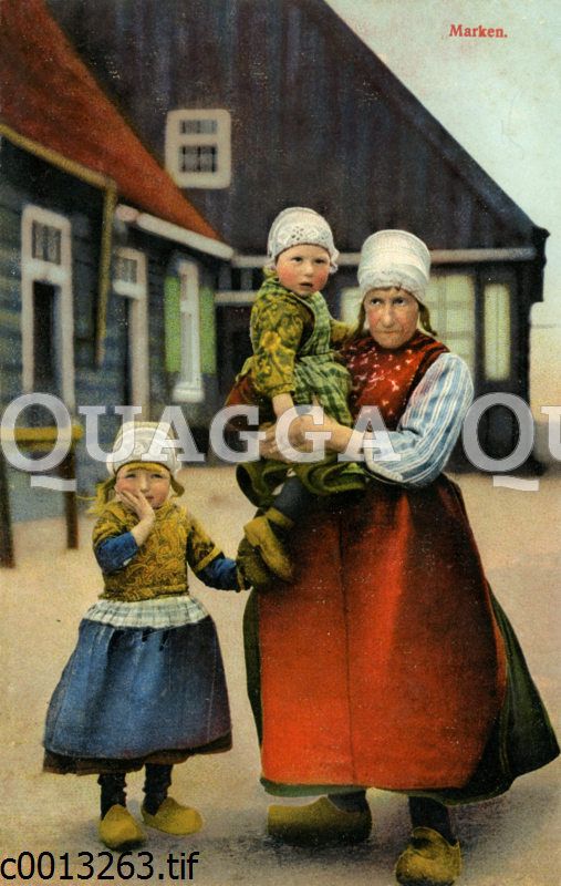 Frau mit zwei Kinder in Tracht auf der Insel Marken