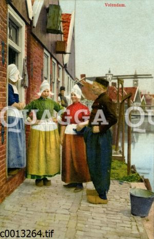 Menschen in Tracht in Volendam in Nordholland