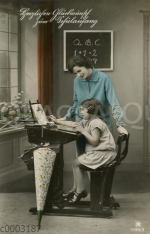 Lehrerin oder Mutter und Schülerin am ersten Schultag [Digital]
