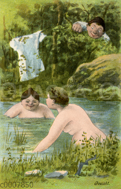 Füllige Frauen baden nackt und werden von einem Mann im Gebüsch beobachtet