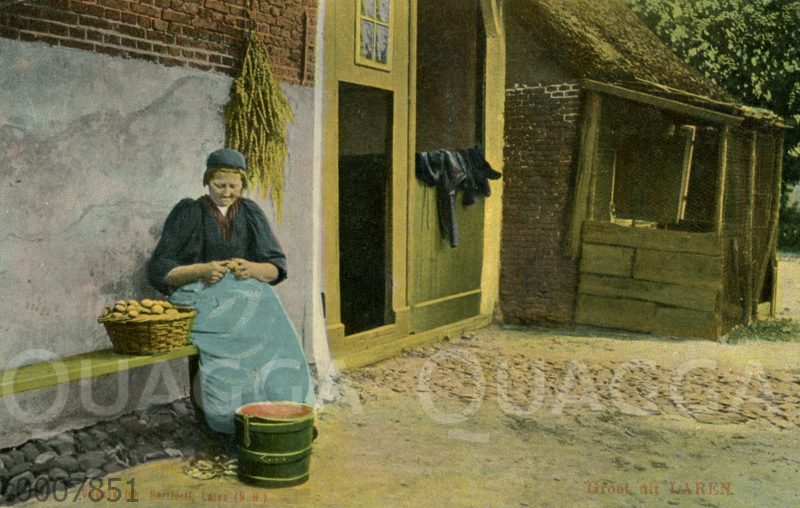 Frau beim Kartoffelschälen in Laren