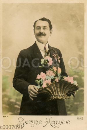 Festlich gekleideter Mann mit Blumenkorb