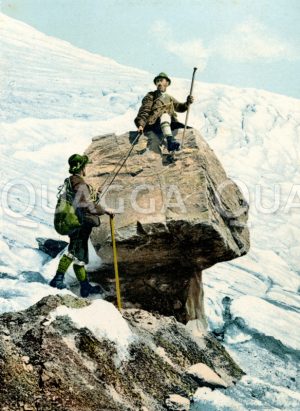 Bergsteiger auf einem Gletschertisch