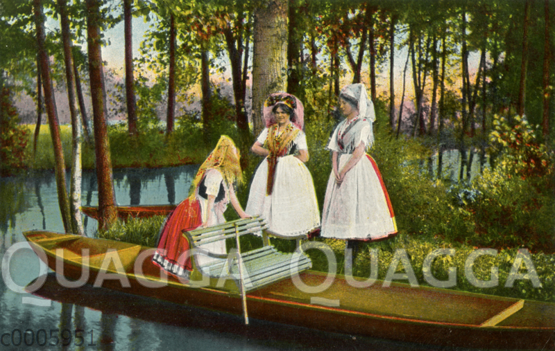 Spreewälderinnen in Tracht und Spreewaldkahn