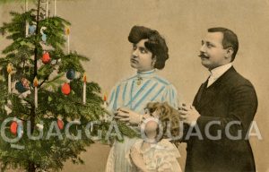 Familie betend am Weihnachtsbaum