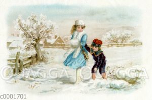 Junge Frau mit Muff geht mit kleinem Jungen durch den Schnee