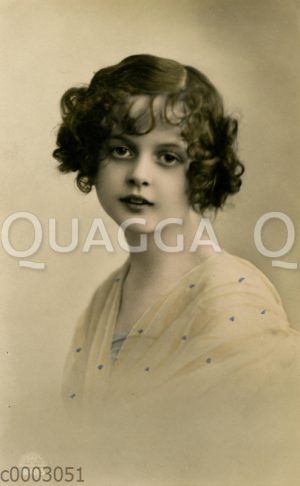 Porträt einer jungen Frau mit lockigen Haaren