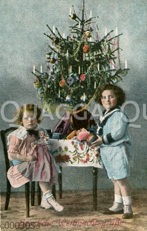 Junge und Mädchen unterm Weihnachtsbaum