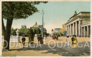 Berlin: Passanten am Brandenburger Tor