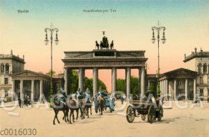 Durch das Brandenburger Tor in Berlin reitende Soldaten mit Pickelhaube