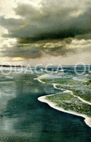 Düstere Stimmung am Strand mit Wellen