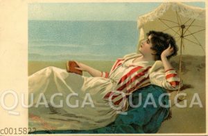 Junge Frau lesend am Strand