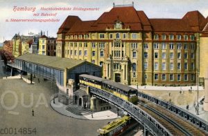 Hamburg: Hochbahnbrücke Rödingsmarkt mit Bahnhof und Steuerverwaltungsgebäude