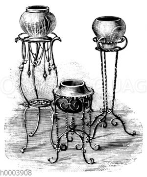 Eiserne Blumenständer mit Vasen