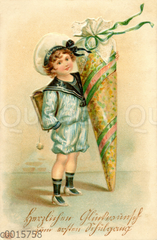Junge im Matrosenanzug mit großer Schultüte