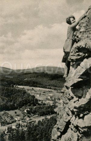 Junge Frau beim Klettern an einem Felsen bei Stutzhaus-Luisenthal bei Ohrdruf in Thüringen