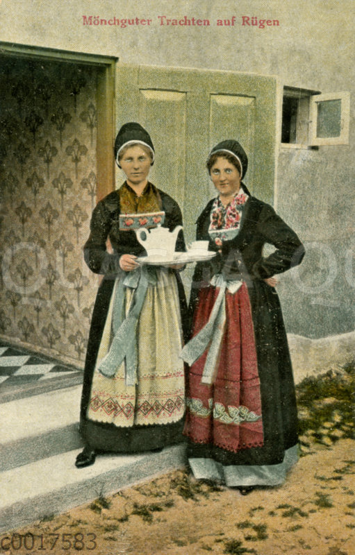 Zwei Frauen in Mönchguter Trachten auf Rügen mit Tee- oder Kaffeegeschirr